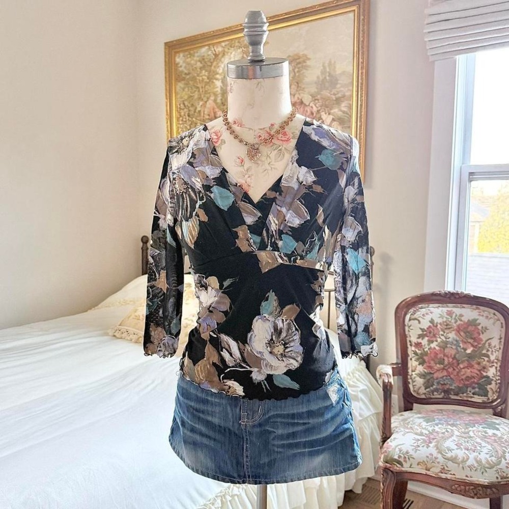 Black floral top  Y2K Studio black floral wrap style blouse petite small‎